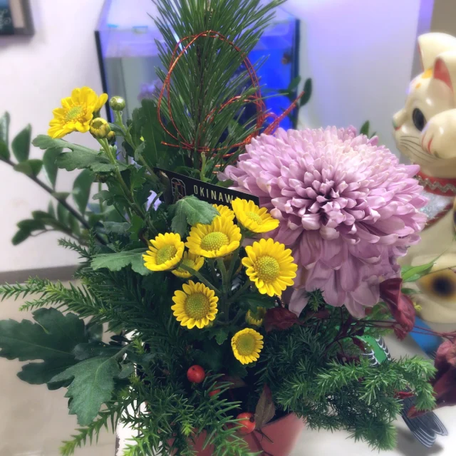 .

ハイサイ🎍

今年もおきなわ屋・泡盛屋へ多くのお客様にご来店頂き　ありがとうございました

2025年もスタッフ一丸となって頑張ってまいりますので　どうぞよろしくお願いいたします🙇

おきなわ屋・泡盛屋各店　年末年始も営業しております
毎年恒例の福袋も明日から販売いたしますので　ぜひお越しください～😆
※福袋は無くない次第終了となります

また　新商品の「泡盛 夢（神谷酒造所）30度 720ml」も各店で先行販売中ですよ～
お越しの際は　ぜひチェックしてみてください

🌺おきなわ屋本店　那覇市牧志1-2-31
【営業時間】9:30～22:00
🌺おきなわ屋 市場　那覇市松尾2-8-29
【営業時間】9:30～21:00
🌺おきなわ屋 美浜店　北谷町字美浜9-2
【営業時間】10:30～21:00
🌺泡盛屋 国際店　那覇市松尾2-8-5
【営業時間】10:00～22:00
🌺泡盛屋 牧志店　沖縄県那覇市牧志3-13-22
【営業時間】11：00～20：00
🌺泡盛屋 空港南店　那覇市鏡水150番地 2階(JAL側 搭乗口前)
【営業時間】7:00～20:30
🌺泡盛屋 北谷店　北谷町字美浜9-2
【営業時間】12:00～21:00

#沖縄 #沖縄観光 #沖縄旅行 #那覇 #北谷 #美浜 #国際通り #おきなわ屋 #泡盛 #泡盛屋 #年末 #年始 #年中無休 #新商品